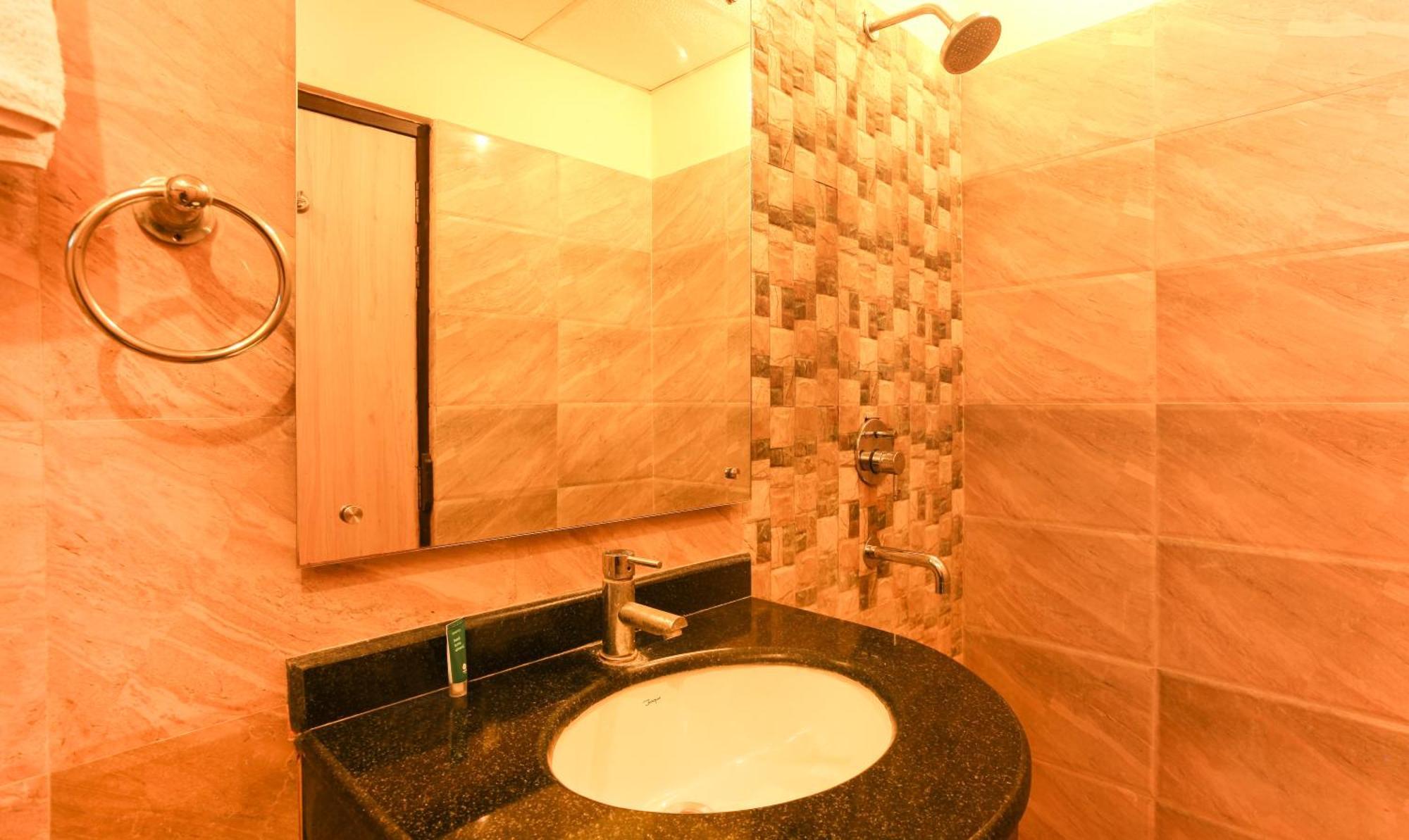 Hotel Janki International 3 Km From Kashi Vishwanath Temple Free Pickup From Railway Station Варанаси Екстериор снимка