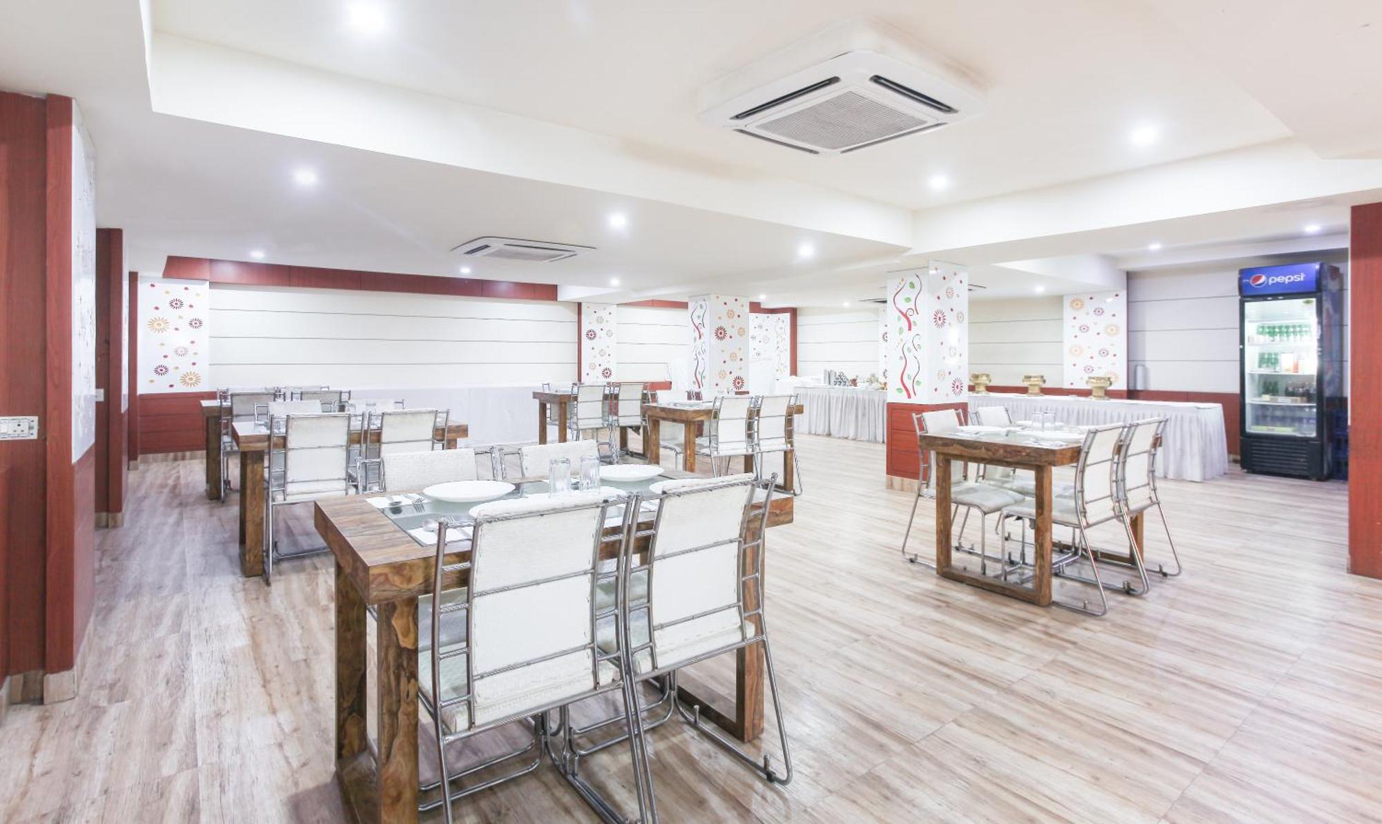 Hotel Janki International 3 Km From Kashi Vishwanath Temple Free Pickup From Railway Station Варанаси Екстериор снимка