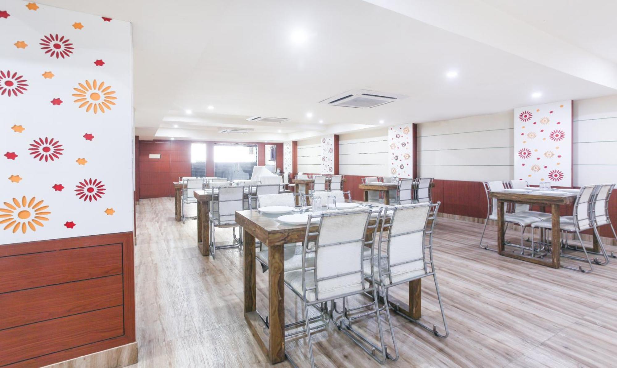 Hotel Janki International 3 Km From Kashi Vishwanath Temple Free Pickup From Railway Station Варанаси Екстериор снимка