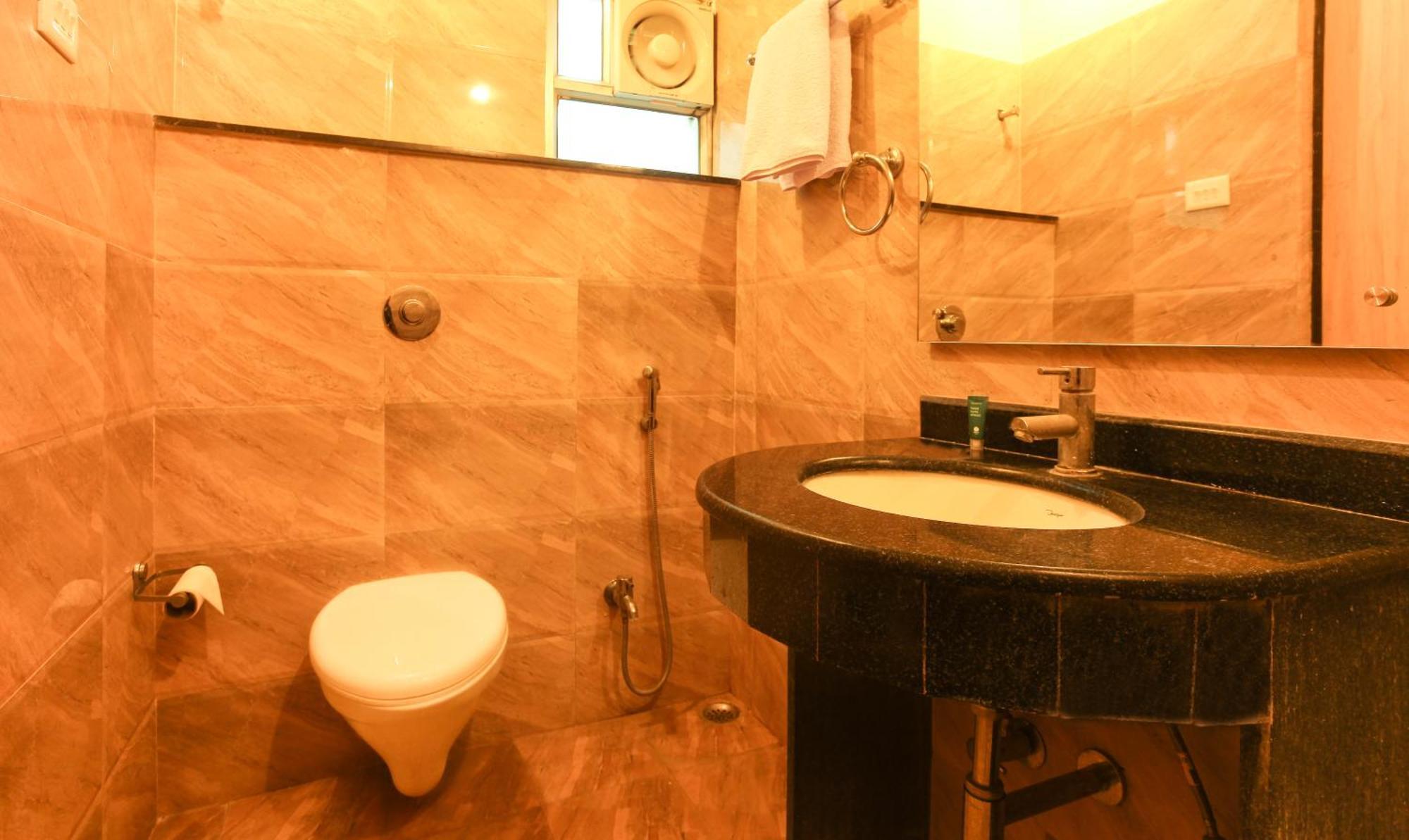 Hotel Janki International 3 Km From Kashi Vishwanath Temple Free Pickup From Railway Station Варанаси Екстериор снимка
