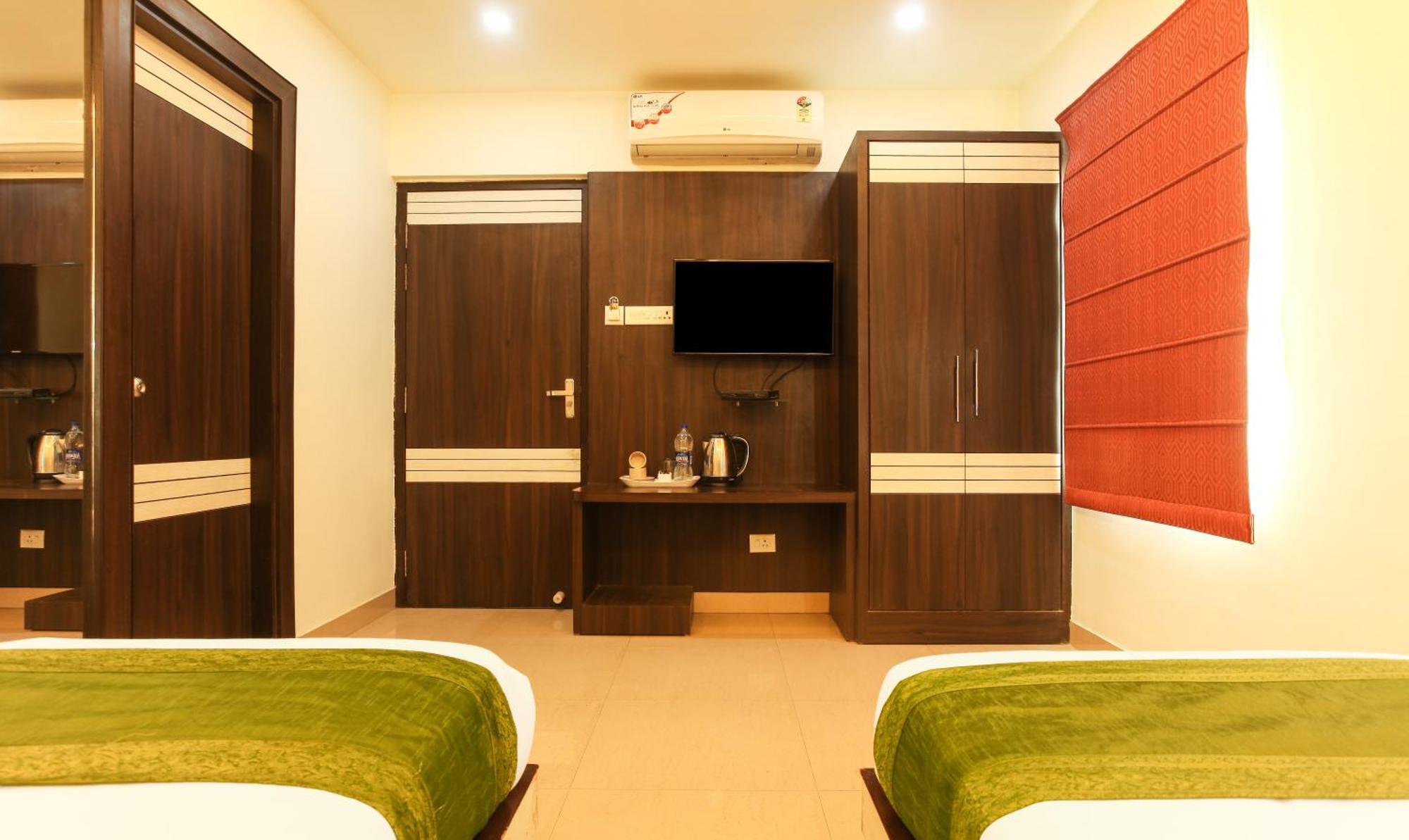 Hotel Janki International 3 Km From Kashi Vishwanath Temple Free Pickup From Railway Station Варанаси Екстериор снимка