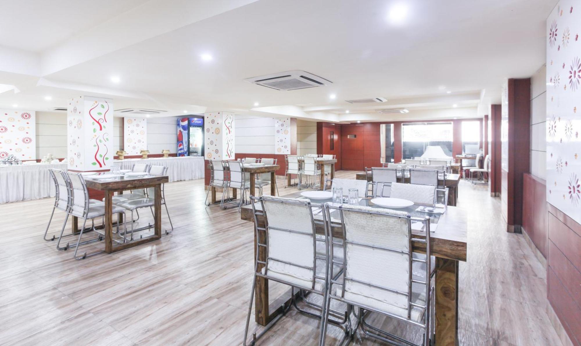Hotel Janki International 3 Km From Kashi Vishwanath Temple Free Pickup From Railway Station Варанаси Екстериор снимка