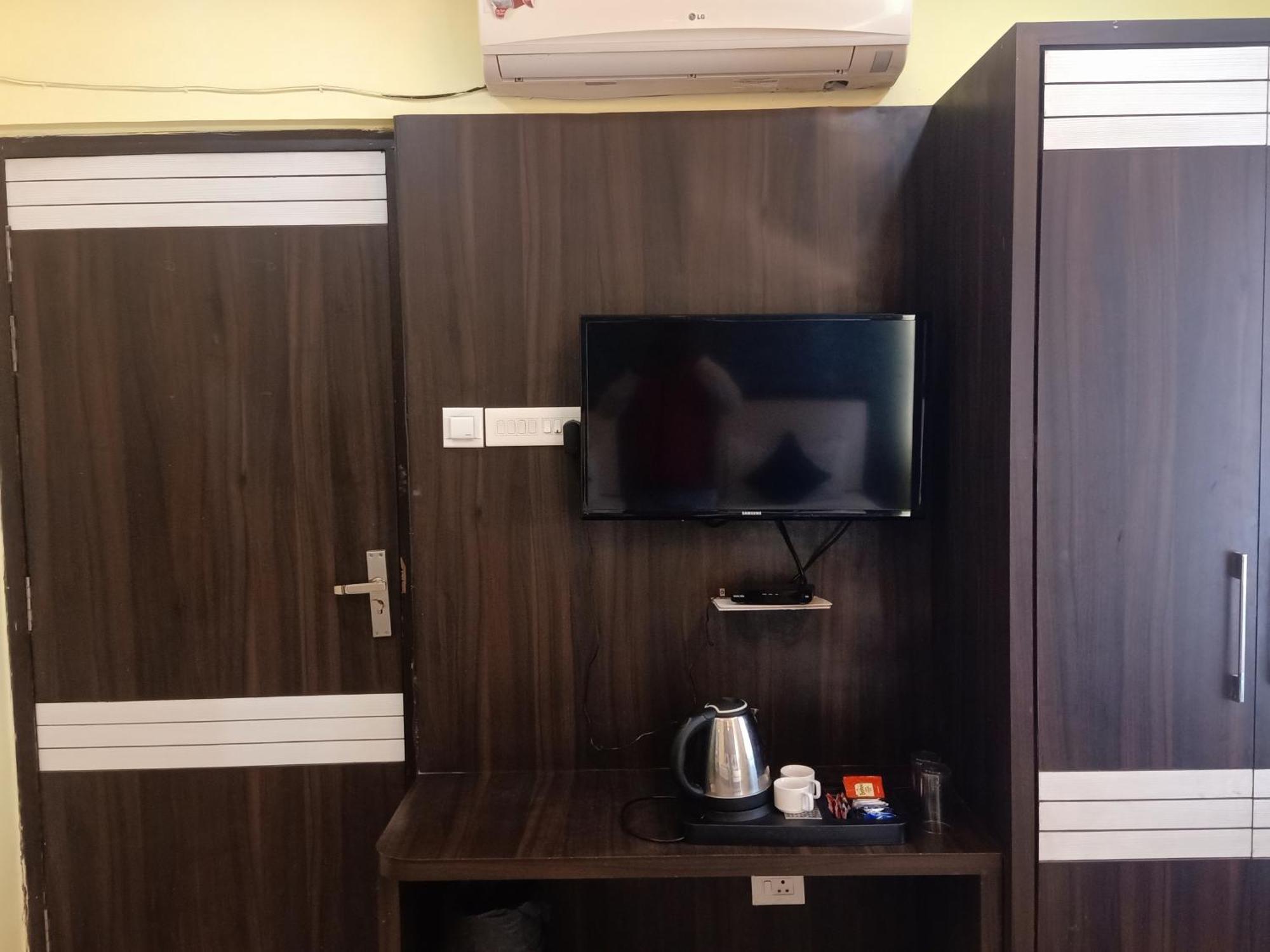 Hotel Janki International 3 Km From Kashi Vishwanath Temple Free Pickup From Railway Station Варанаси Екстериор снимка